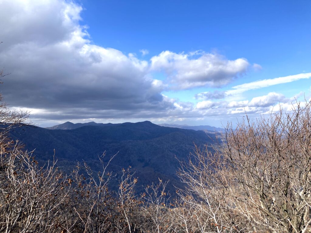 恵庭岳登山で見る空沼岳方面