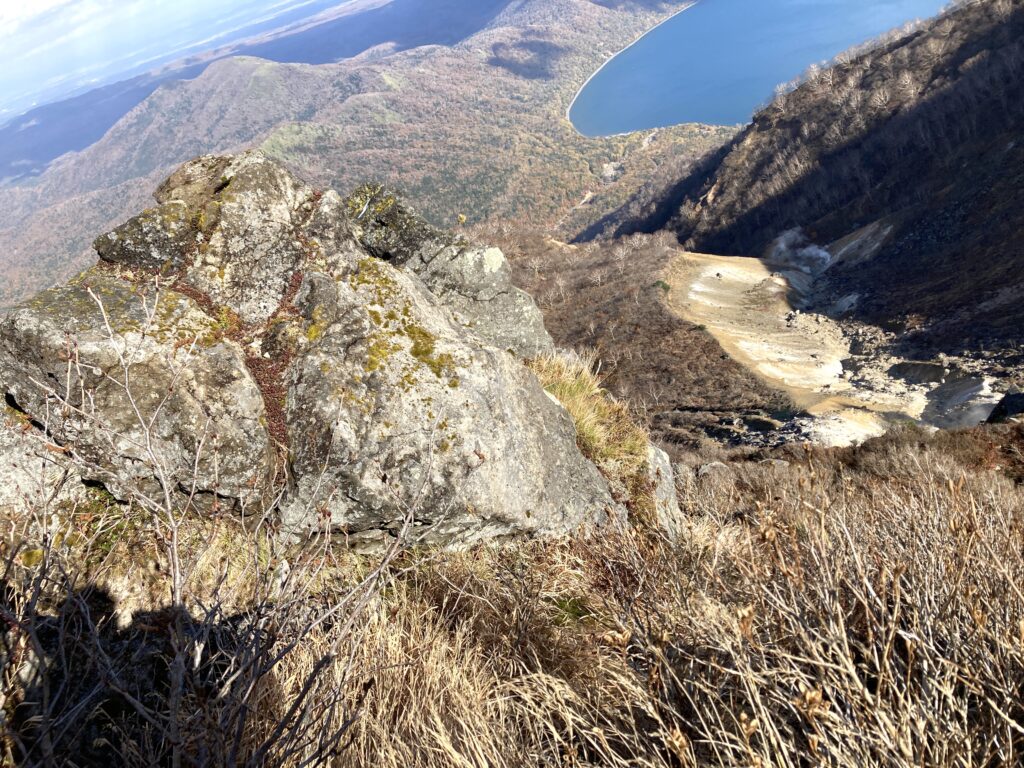 頂上付近から恵庭岳登山道の入り口付近を振り返る