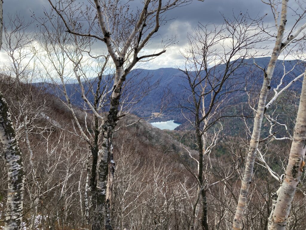 恵庭岳から見るオコタンペ湖