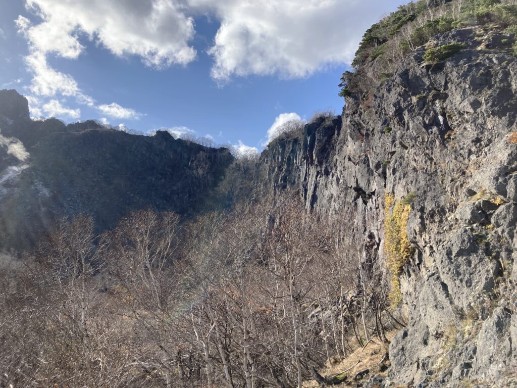 恵庭岳登山道から見る渓谷